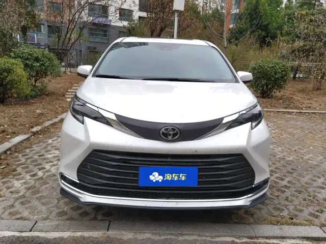 Toyota Sienna — Фото автомобиля 2