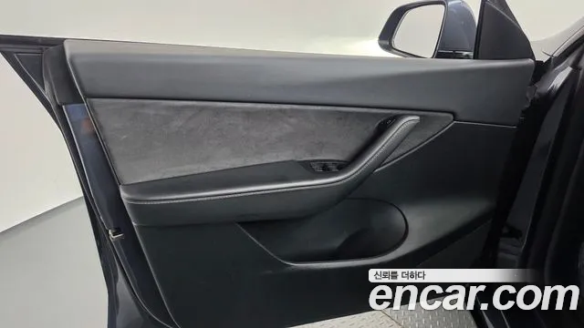 Tesla Model Y — Фото автомобиля 12