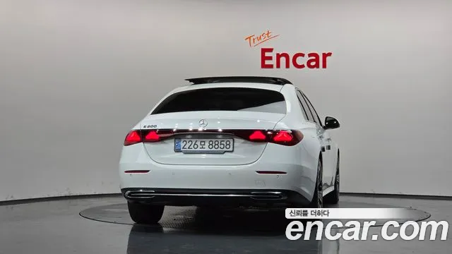 Mercedes-Benz E-Class — Фото автомобиля 4