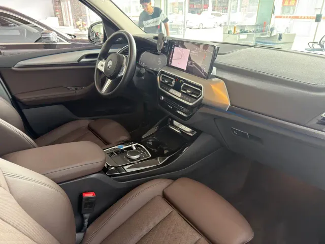 BMW iX3 — Фото автомобиля 13