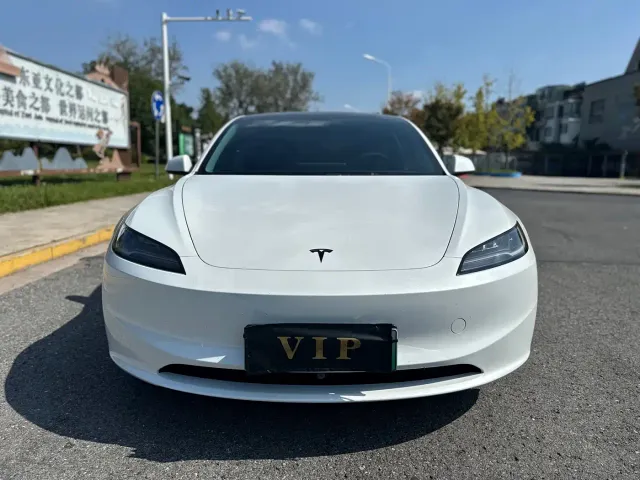 Tesla Model 3 — Фото автомобиля 2