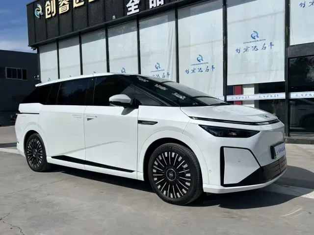 Xpeng X9 — Фото автомобиля 2