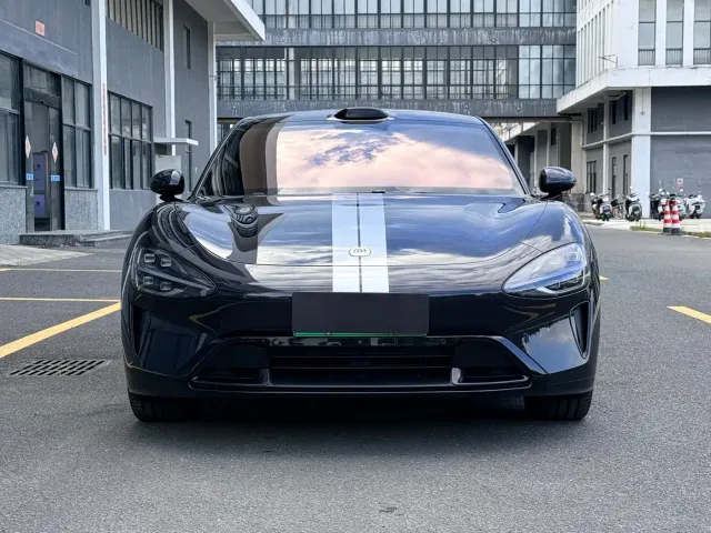 Xiaomi SU7 — Фото автомобиля 2