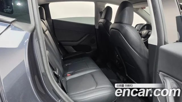 Tesla Model Y — Фото автомобиля 11