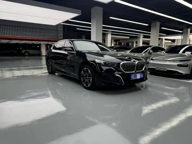 BMW 5 Series — Фото автомобиля 3