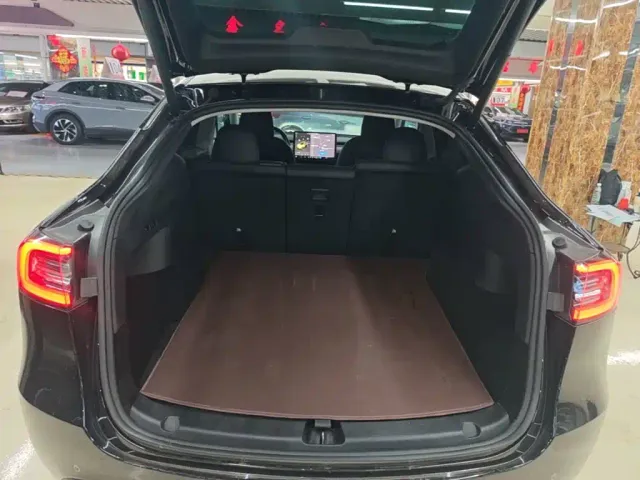 Tesla Model Y — Фото автомобиля 18
