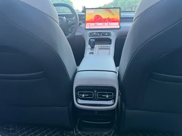 Geely Boyue L — Фото автомобиля 18