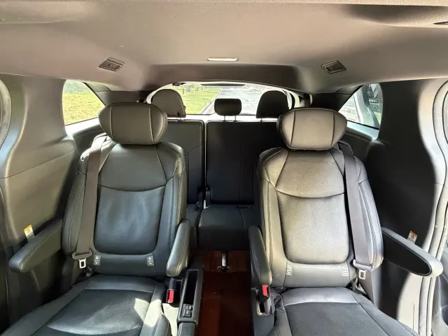Toyota Sienna — Фото автомобиля 12
