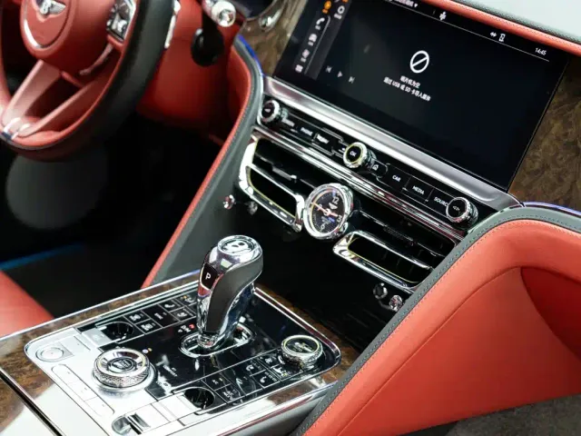 Bentley Flying Spur — Фото автомобиля 19