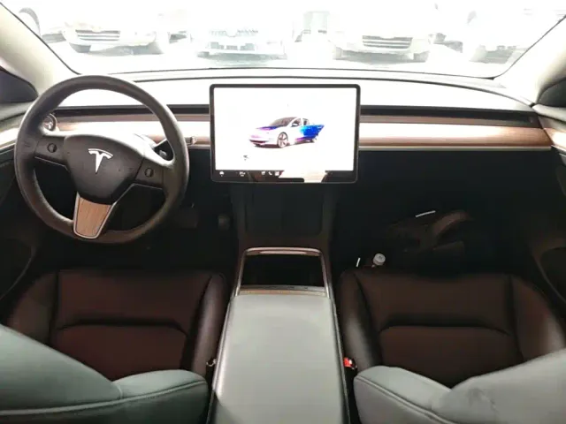 Tesla Model 3 — Фото автомобиля 9