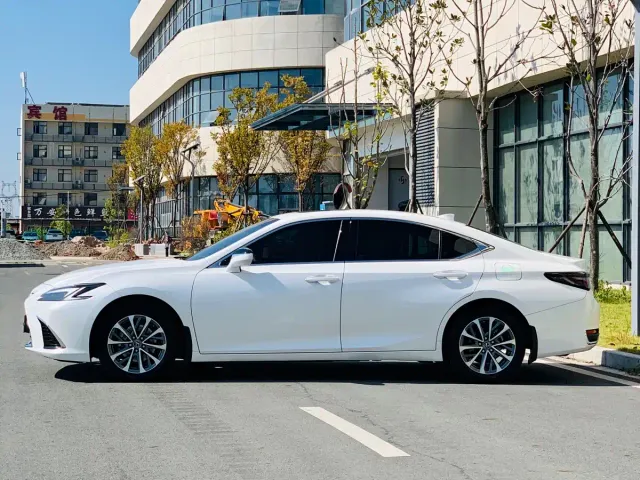 Lexus ES — Фото автомобиля 4