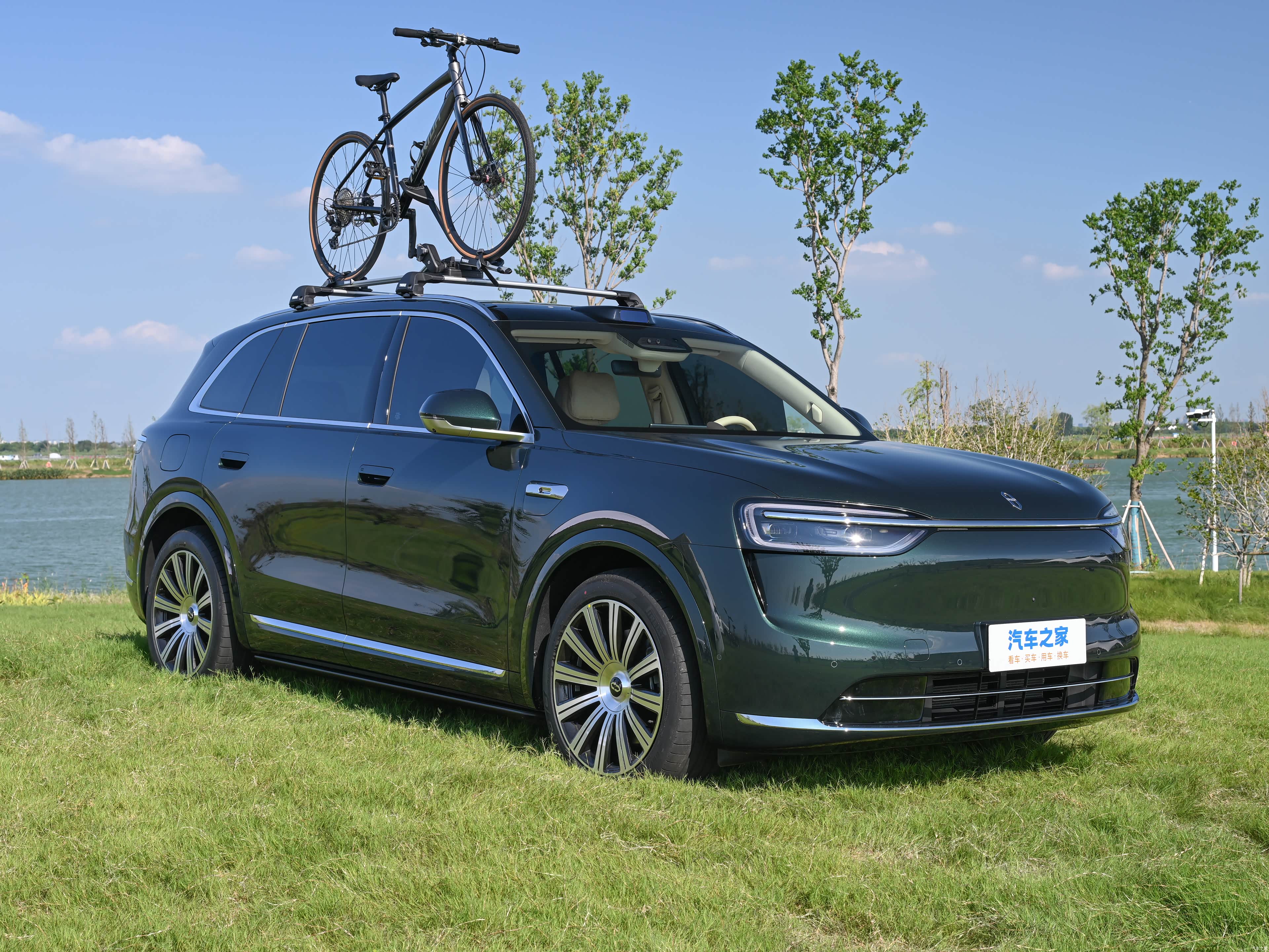 AITO M7 EREV Ultra 5 seats 4wd — Фото автомобиля 3