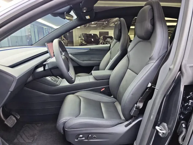 Tesla Model Y L — Фото автомобиля 5
