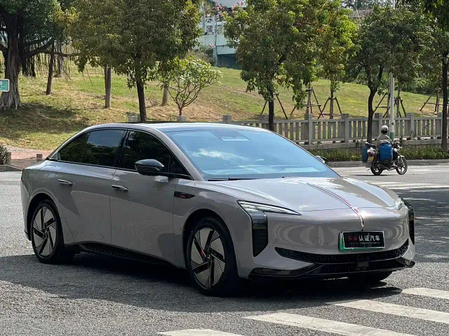 Hongqi EH7 — Фото автомобиля 3