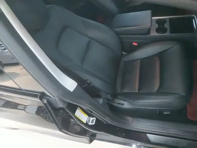 Tesla Model 3 — Фото автомобиля 24