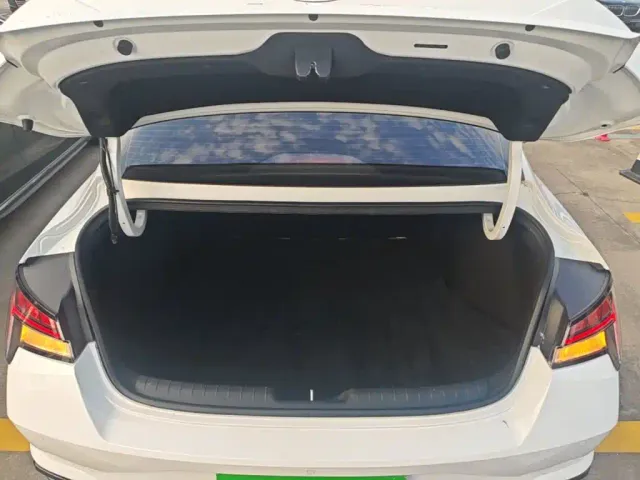 Hyundai Elantra — Фото автомобиля 18