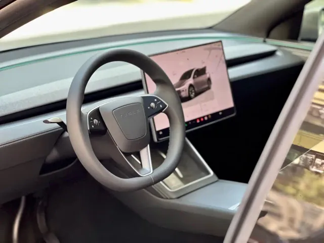 Tesla Model Y L — Фото автомобиля 22