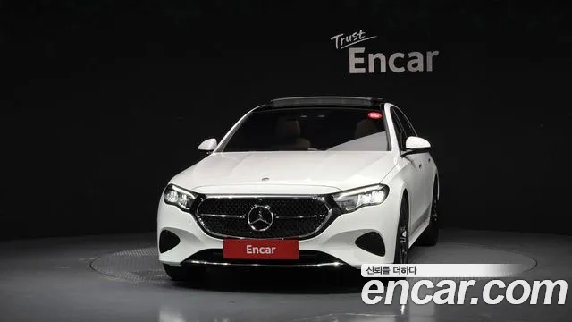 Mercedes-Benz E-Class — Фото автомобиля 3