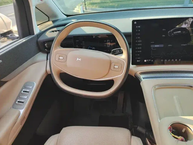 Xpeng X9 — Фото автомобиля 6