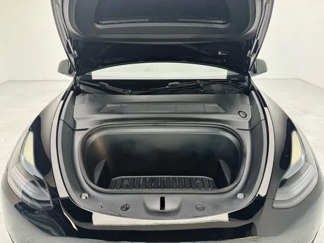Tesla Model Y — Фото автомобиля 7
