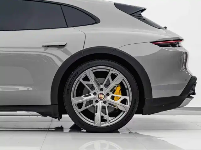 Porsche Taycan — Фото автомобиля 2