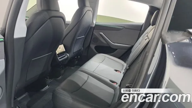 Tesla Model Y — Фото автомобиля 17