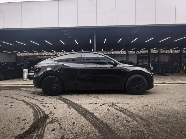 Tesla Model Y — Фото автомобиля 6