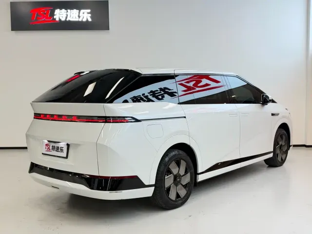 Xpeng X9 — Фото автомобиля 4