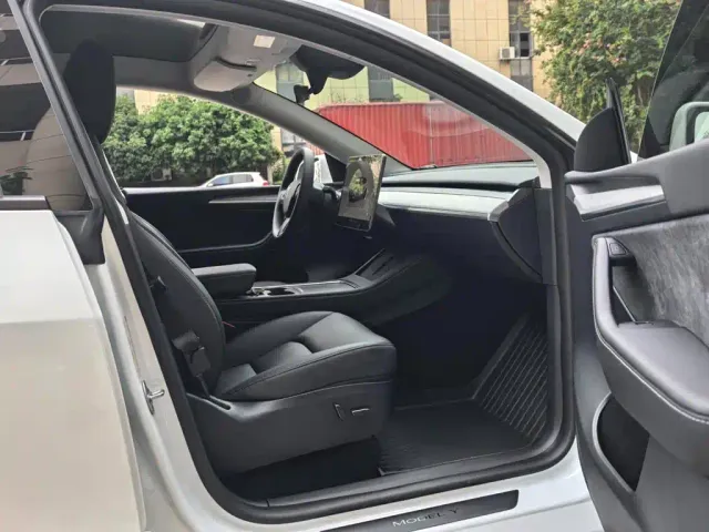 Tesla Model Y — Фото автомобиля 17