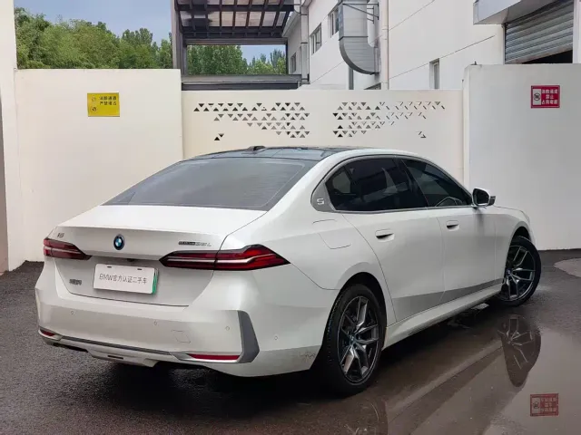 BMW i5 — Фото автомобиля 4