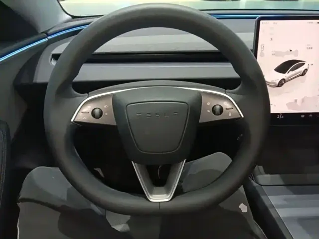 Tesla Model 3 — Фото автомобиля 10