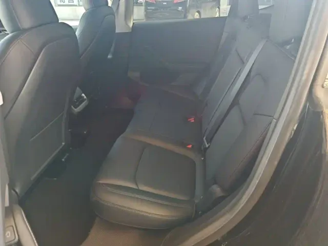Tesla Model Y — Фото автомобиля 16