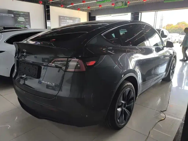 Tesla Model Y — Фото автомобиля 6