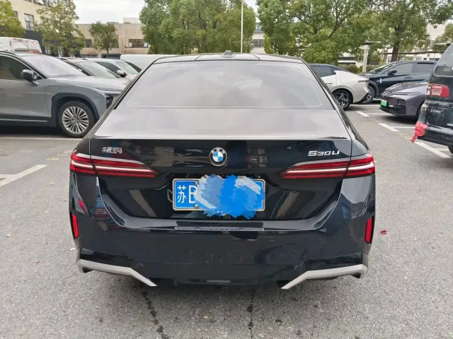 BMW 5 Series — Фото автомобиля 10