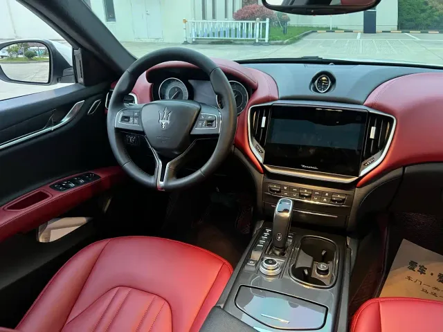 Maserati Ghibli — Фото автомобиля 14