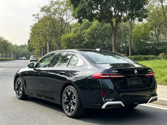 BMW 5 Series — Фото автомобиля 13