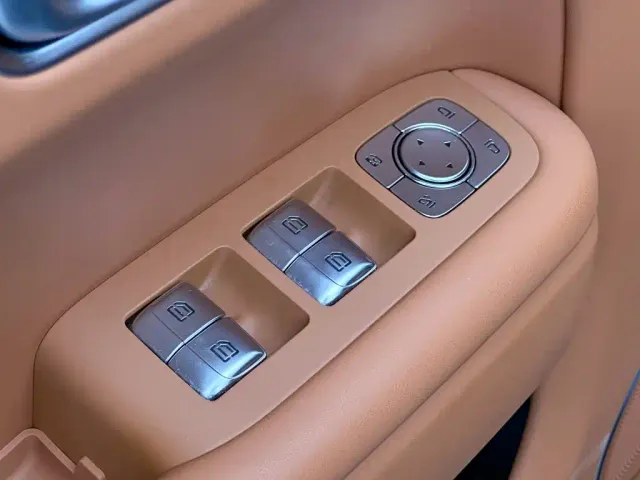 Li Auto L8 — Фото автомобиля 12