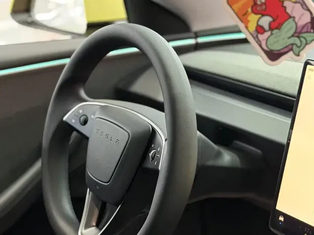 Tesla Model 3 — Фото автомобиля 14