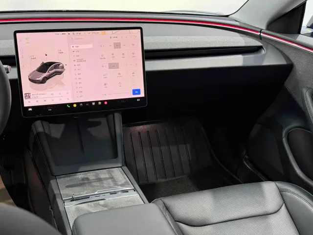 Tesla Model 3 — Фото автомобиля 9