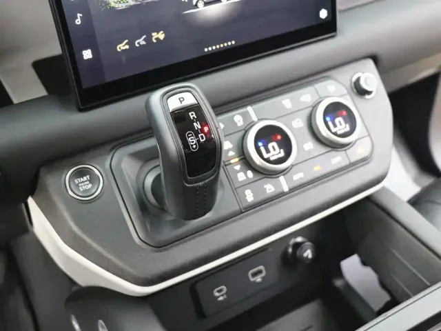 Land Rover Defender — Фото автомобиля 14