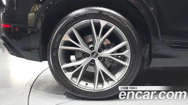 Audi Q8 55 TFSI quattro Premium — Фото автомобиля 5