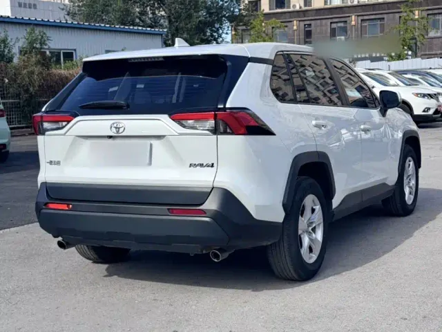 Toyota RAV4 — Фото автомобиля 13