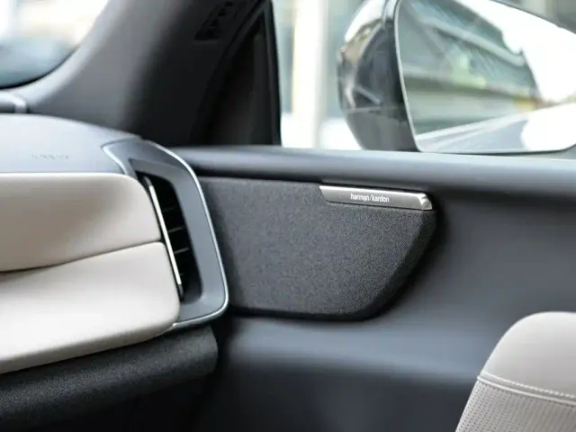 Volvo XC70 Plug-in Hybrid — Фото автомобиля 10