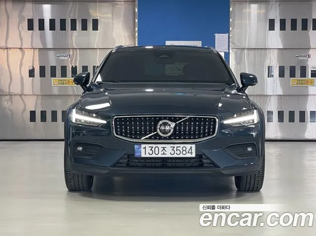 Вольво V60 V60 Cross Country 2 поколение B5 Ultimate AWD — Фото автомобиля 3