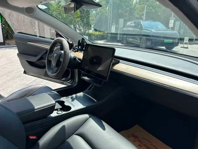 Tesla Model 3 — Фото автомобиля 6