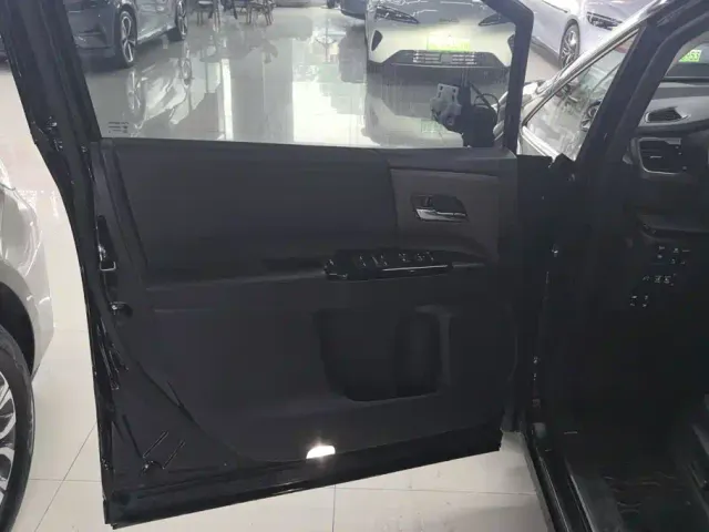 Honda Odyssey 2022 2.0L e:HEV Sharp·Prestige Edition — Фото автомобиля 7