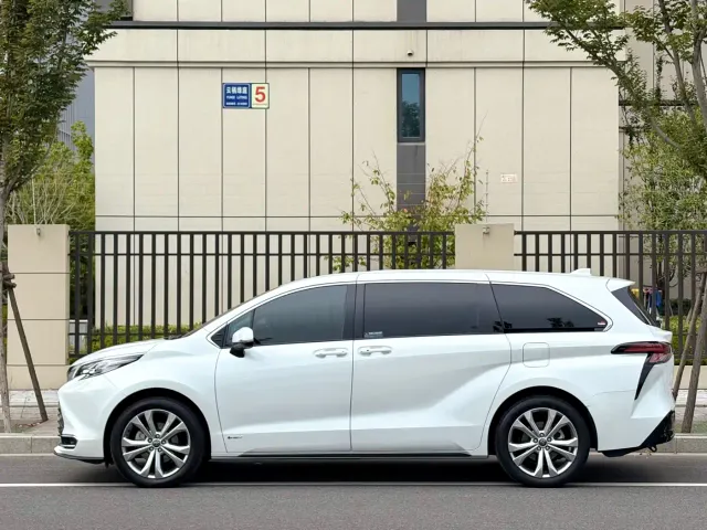Toyota Sienna — Фото автомобиля 3