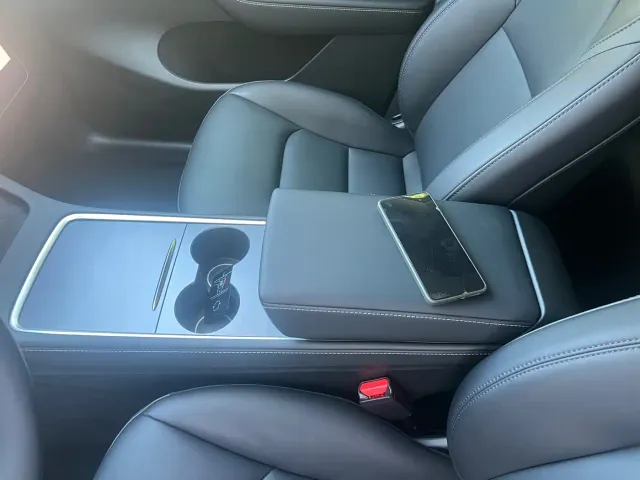 Tesla Model Y — Фото автомобиля 14