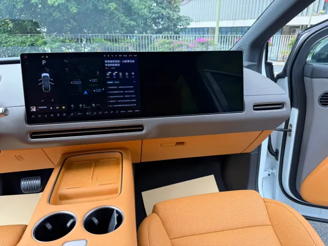Li Auto i8 — Фото автомобиля 13
