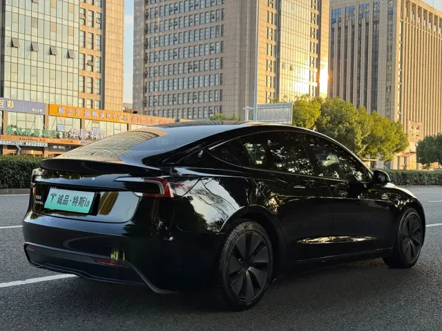 Tesla Model 3 — Фото автомобиля 5